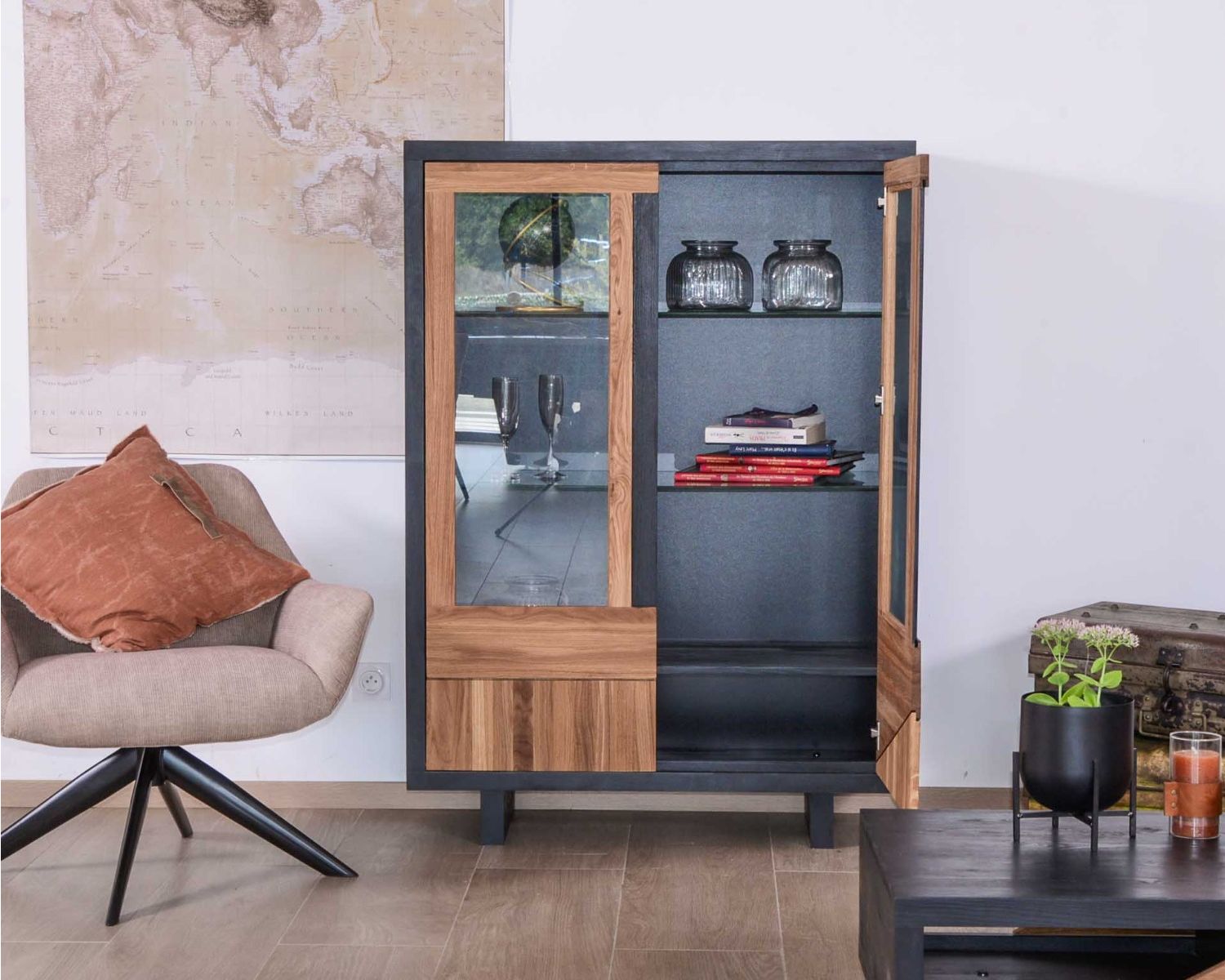 Vetrina contemporanea a 2 ante in vetro e legno massiccio "Flix" di Casita 