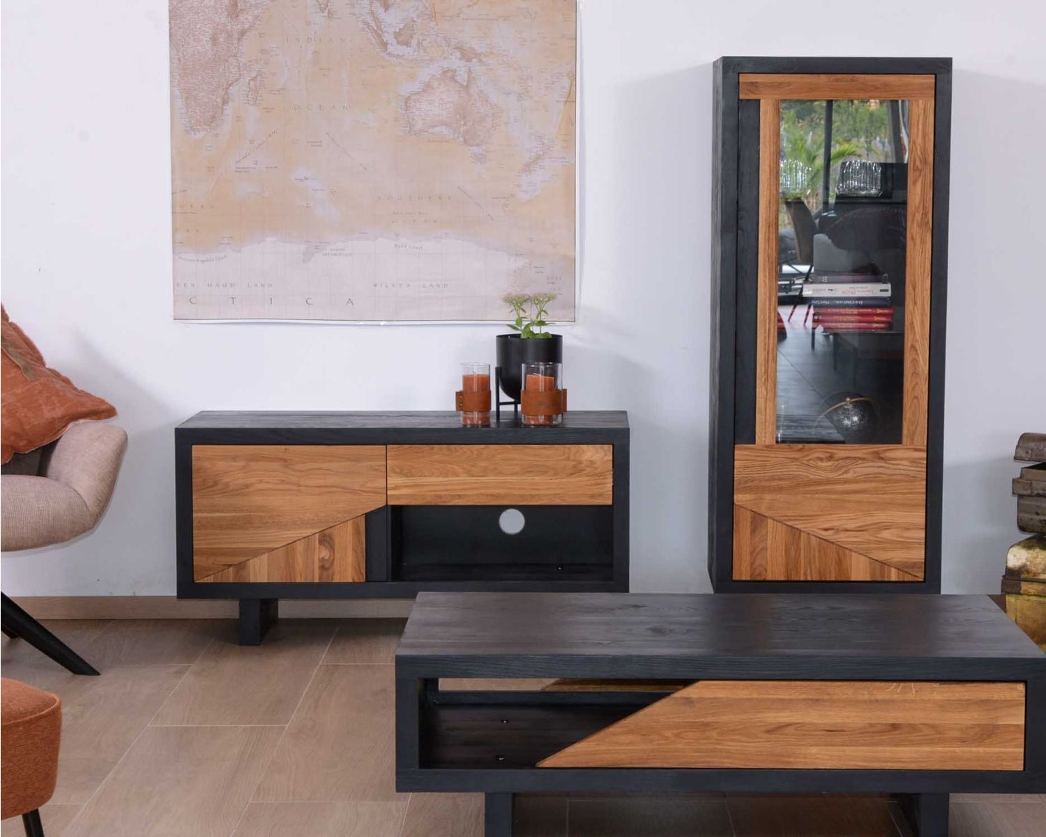 Vetrina a 1 anta in vetro e legno massiccio "Flix" in stile moderno 