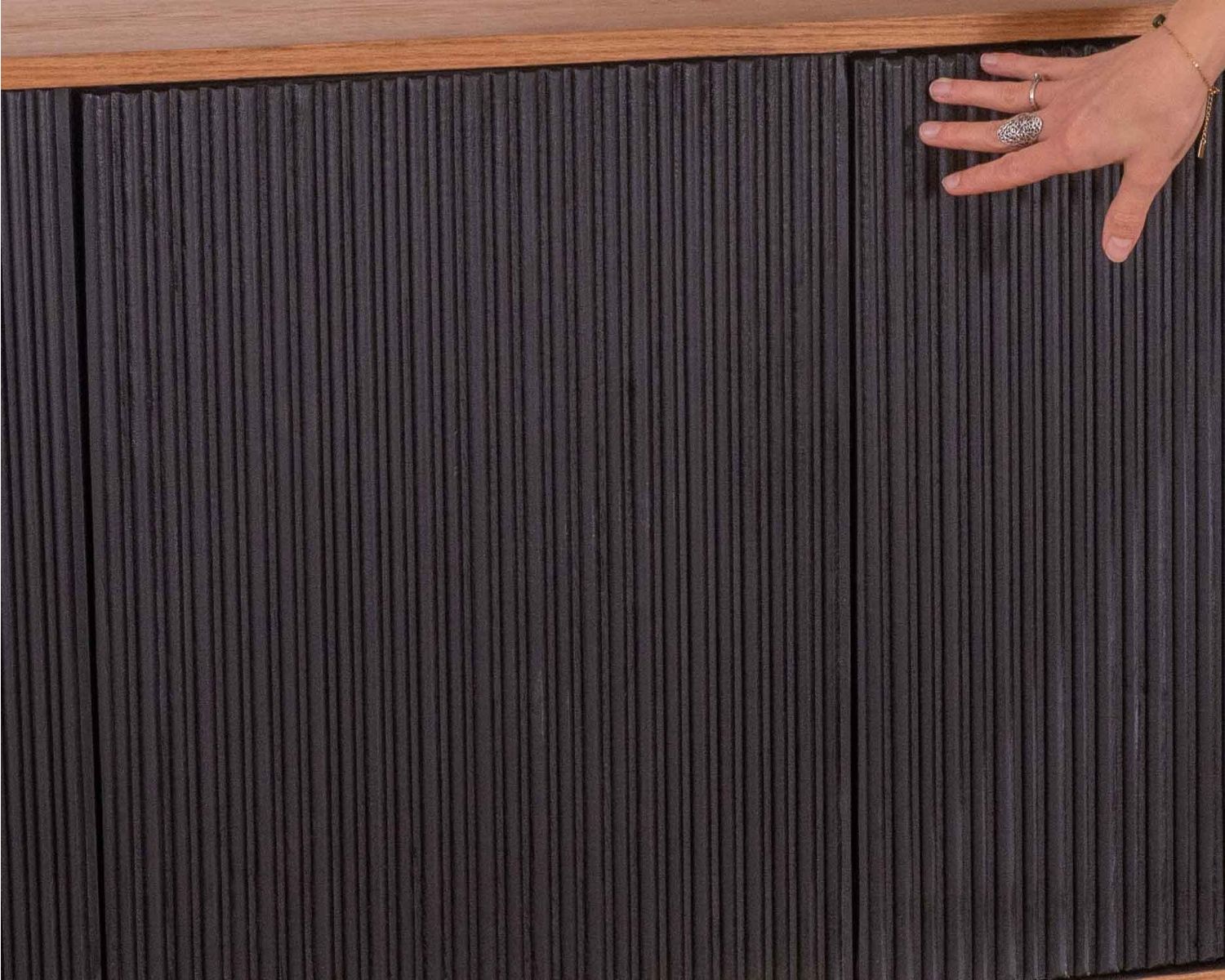 Credenza retro chic "Pop Vintage" in legno, nero e oro