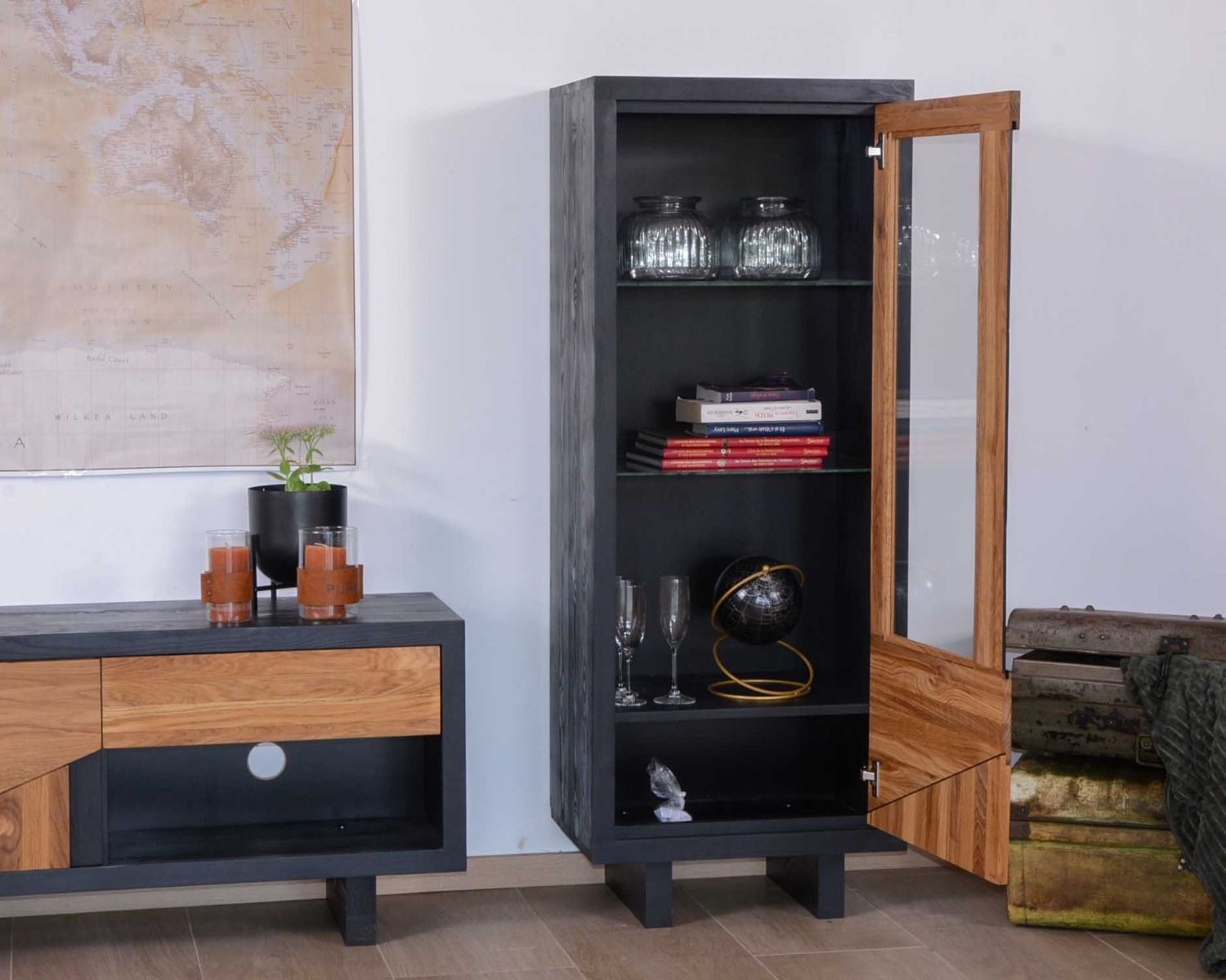 Vetrina a 1 anta in vetro e legno massiccio "Flix" in stile moderno 