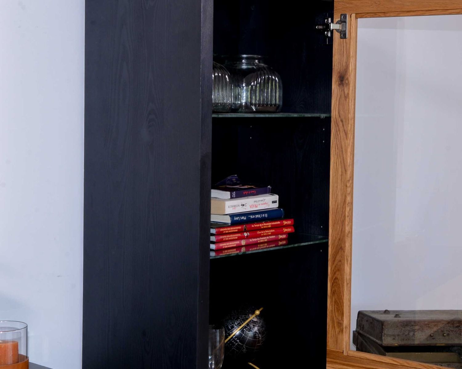 Vetrina a 1 anta in vetro e legno massiccio "Flix" in stile moderno 