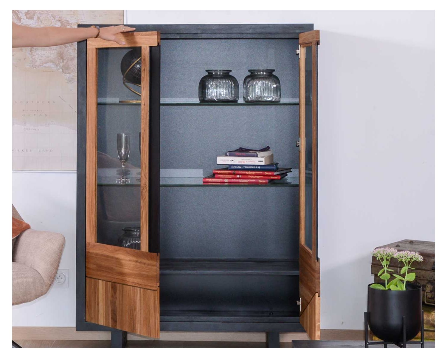 Vetrina contemporanea a 2 ante in vetro e legno massiccio "Flix" di Casita 