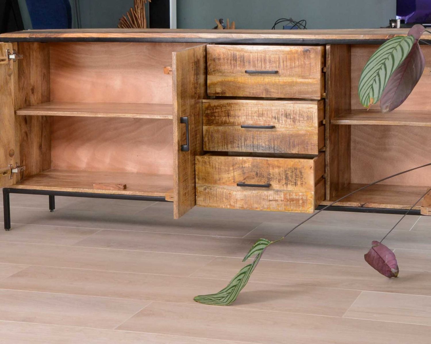 Grande credenza multigabinetto "Mango" in legno massiccio e metallo
