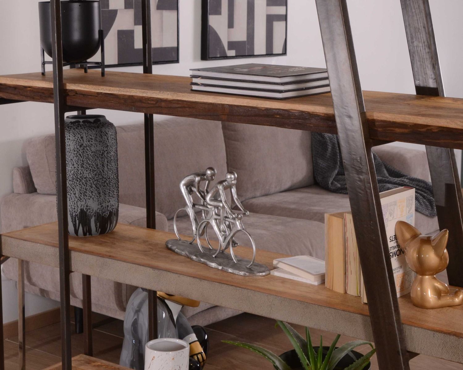 Libreria contemporanea "Mezzo" in legno e metallo con finitura cemento