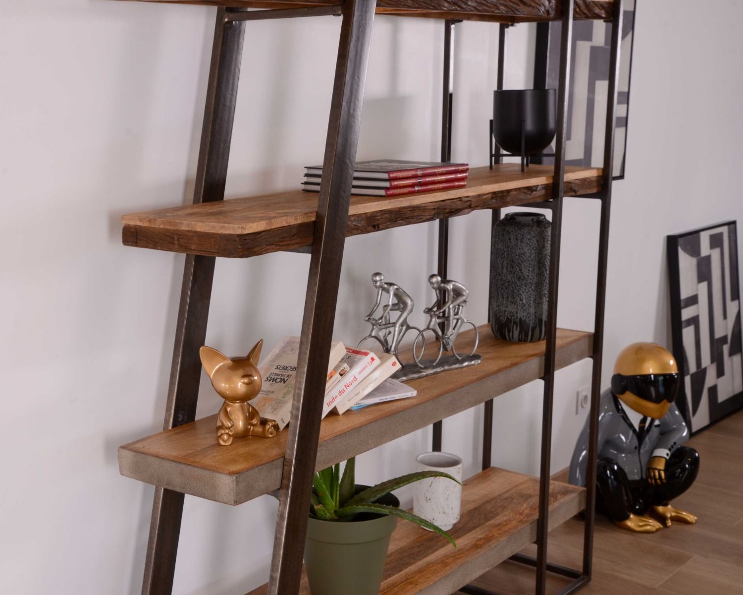 Libreria contemporanea "Mezzo" in legno e metallo con finitura cemento