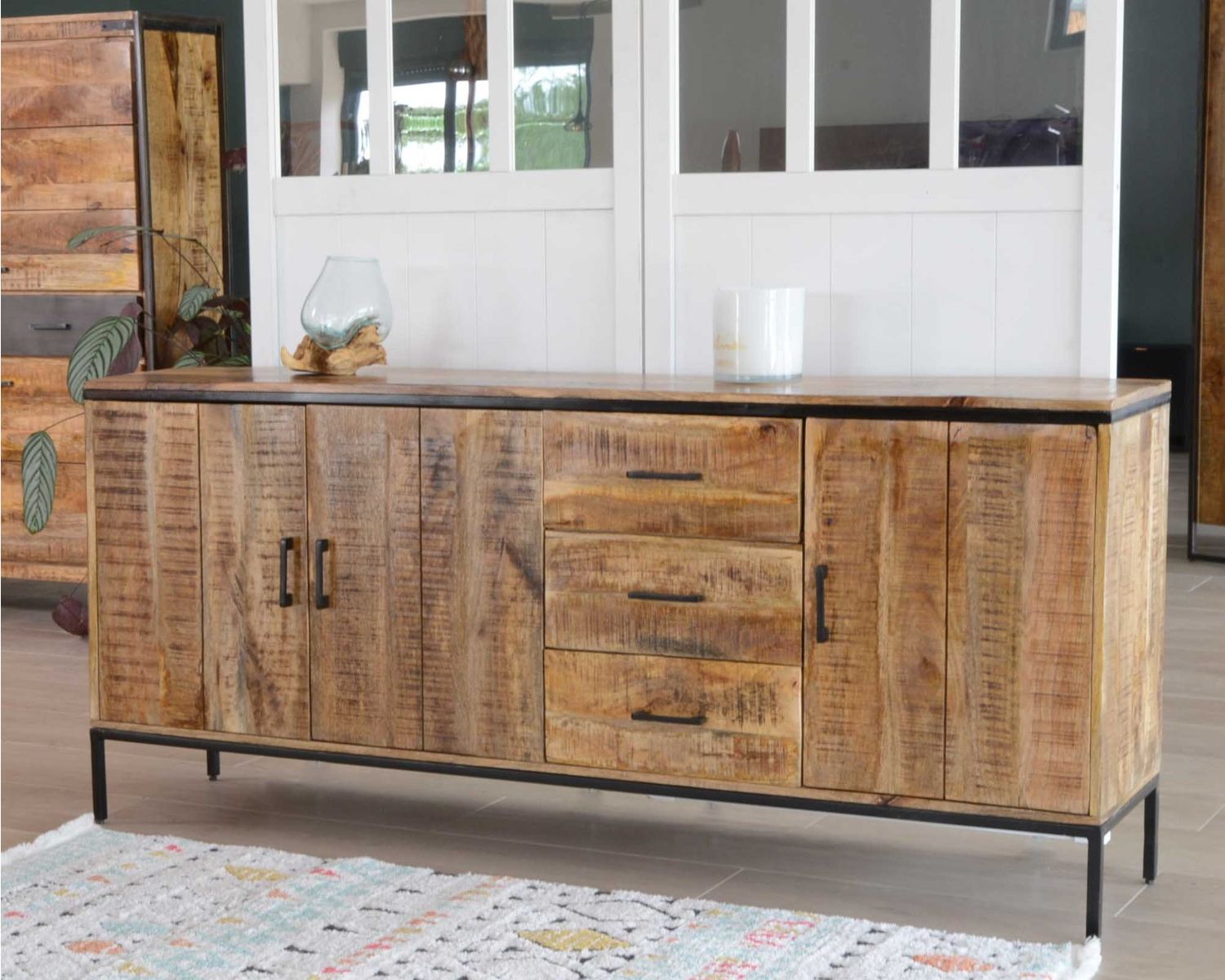 Grande credenza multigabinetto "Mango" in legno massiccio e metallo