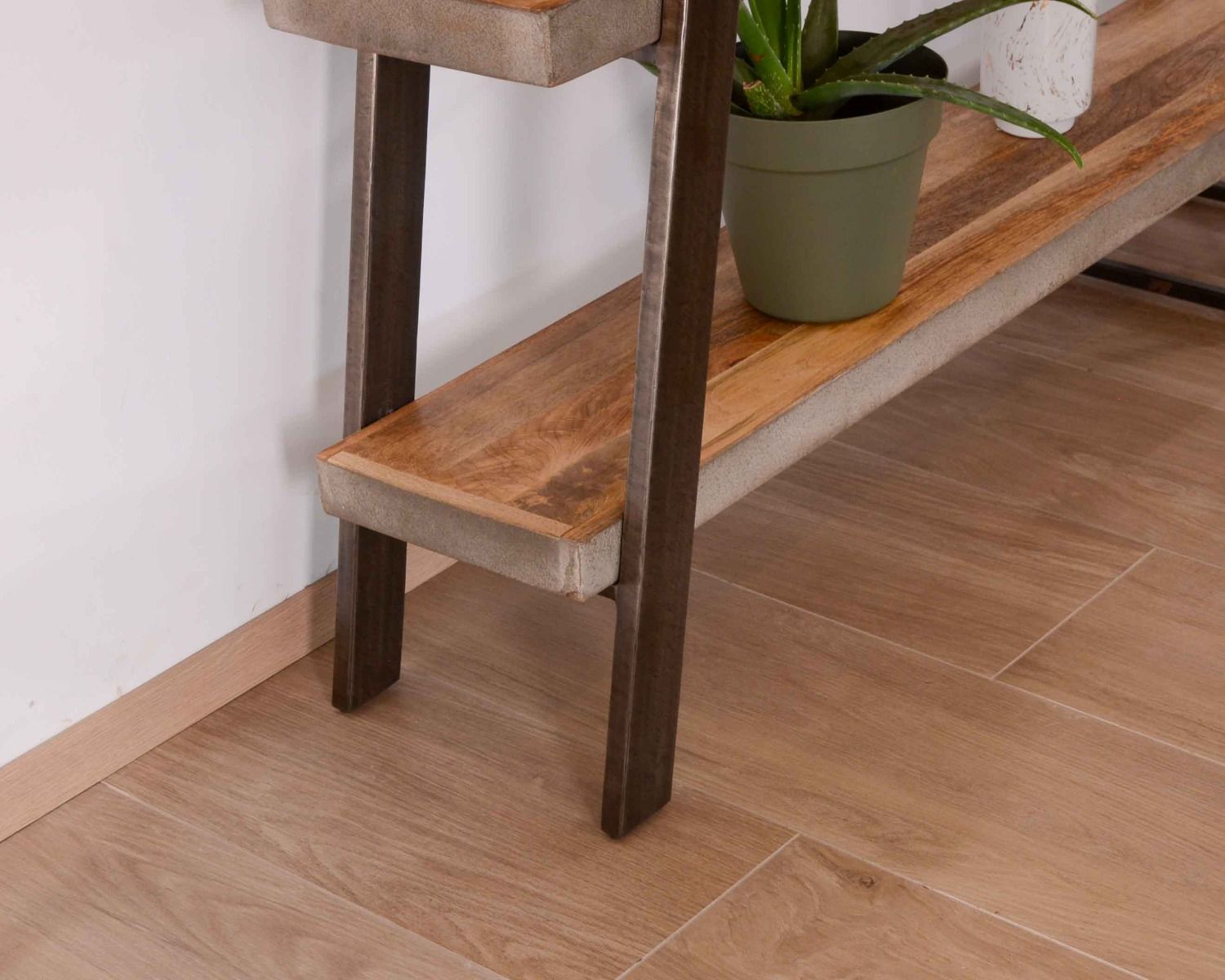 Libreria contemporanea "Mezzo" in legno e metallo con finitura cemento