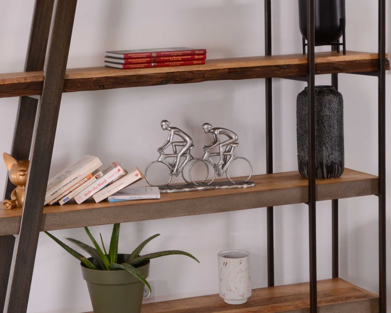 Libreria contemporanea "Mezzo" in legno e metallo con finitura cemento