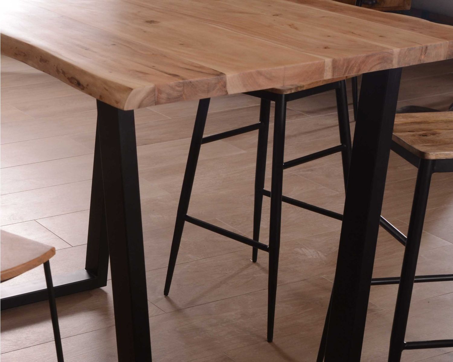 Tavolo verticale in legno massiccio "Jaffna" 120x90x105 con gambe in metallo nero