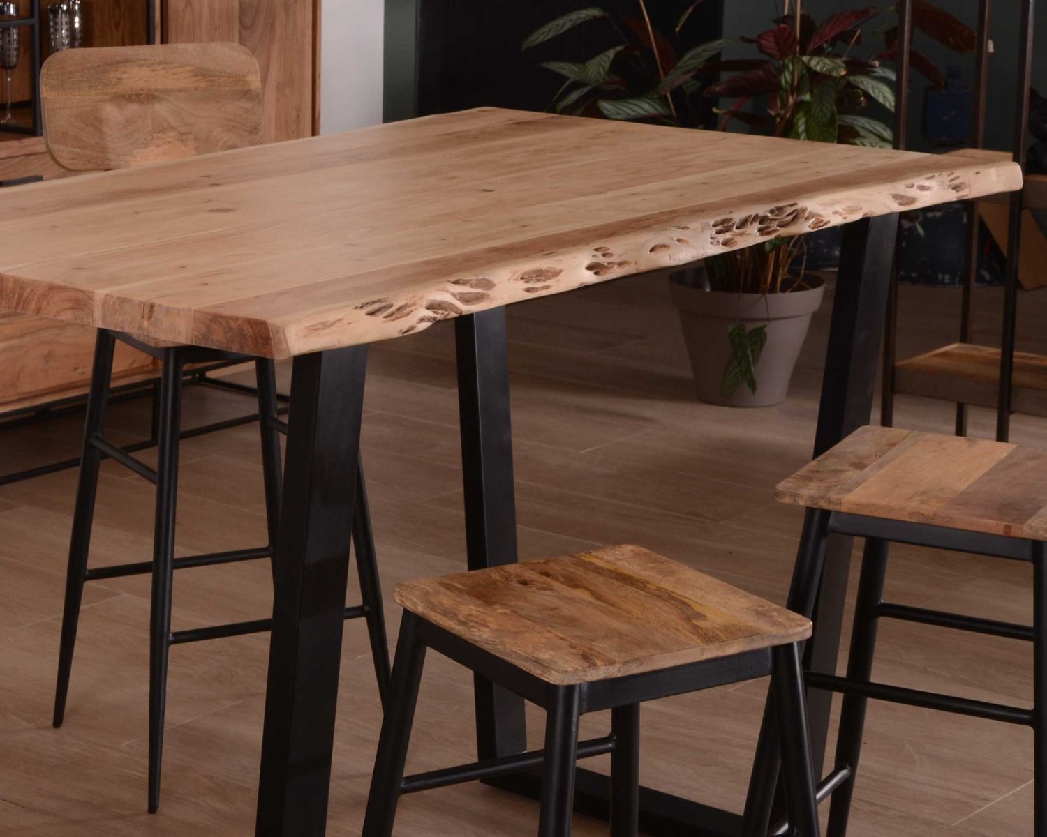 Tavolo verticale in legno massiccio "Jaffna" 120x90x105 con gambe in metallo nero