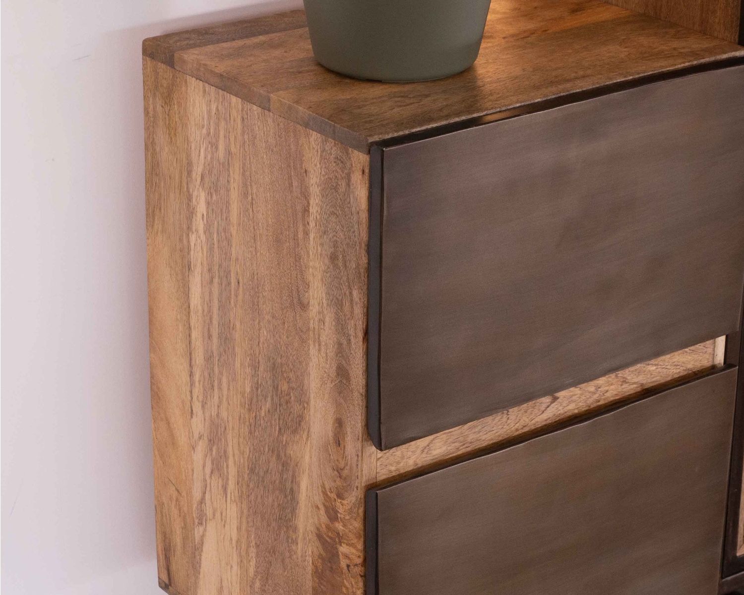 Buffet design "Mezzo" 3 ante 2 cassetti legno e cemento