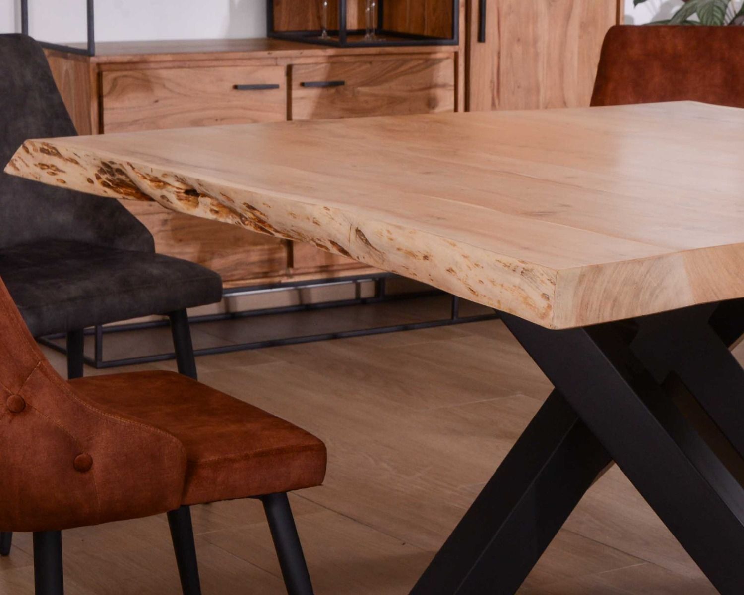 Tavolo quadrato "Baillif" in acacia naturale e metallo nero 150x150 cm