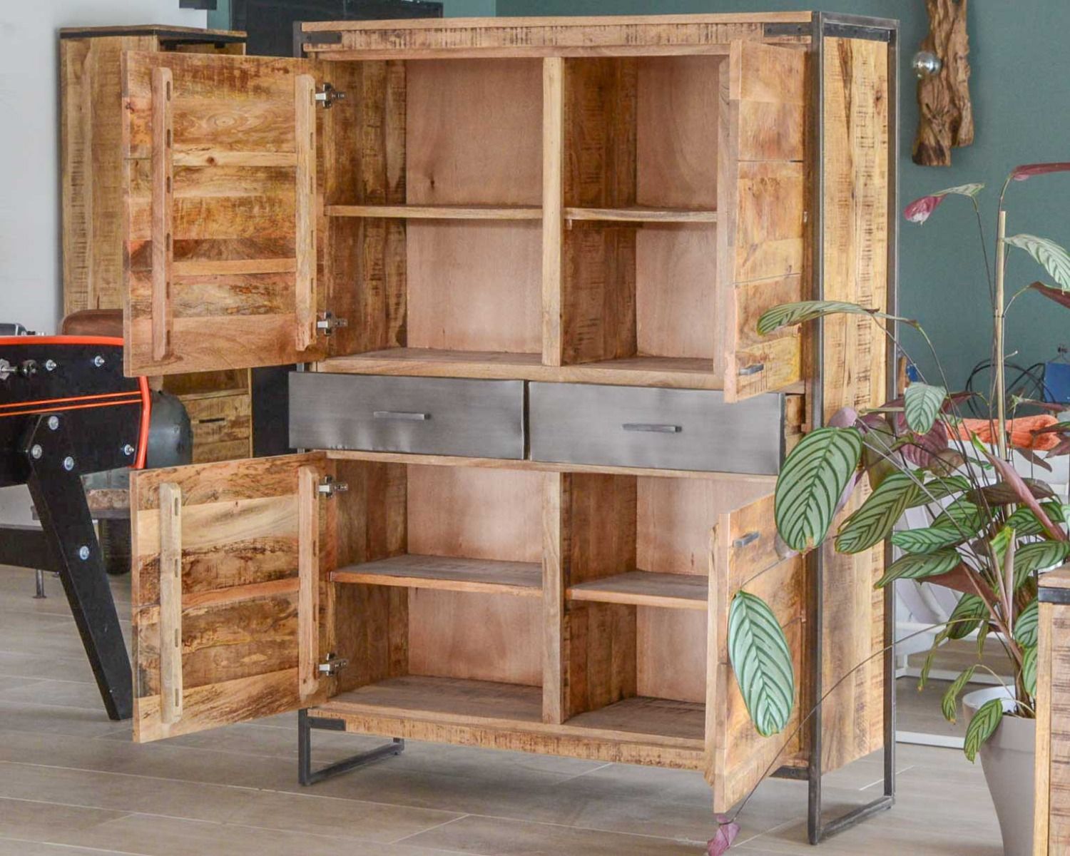 Armadio per porcellane in legno di mango e metallo in stile industriale "Shade