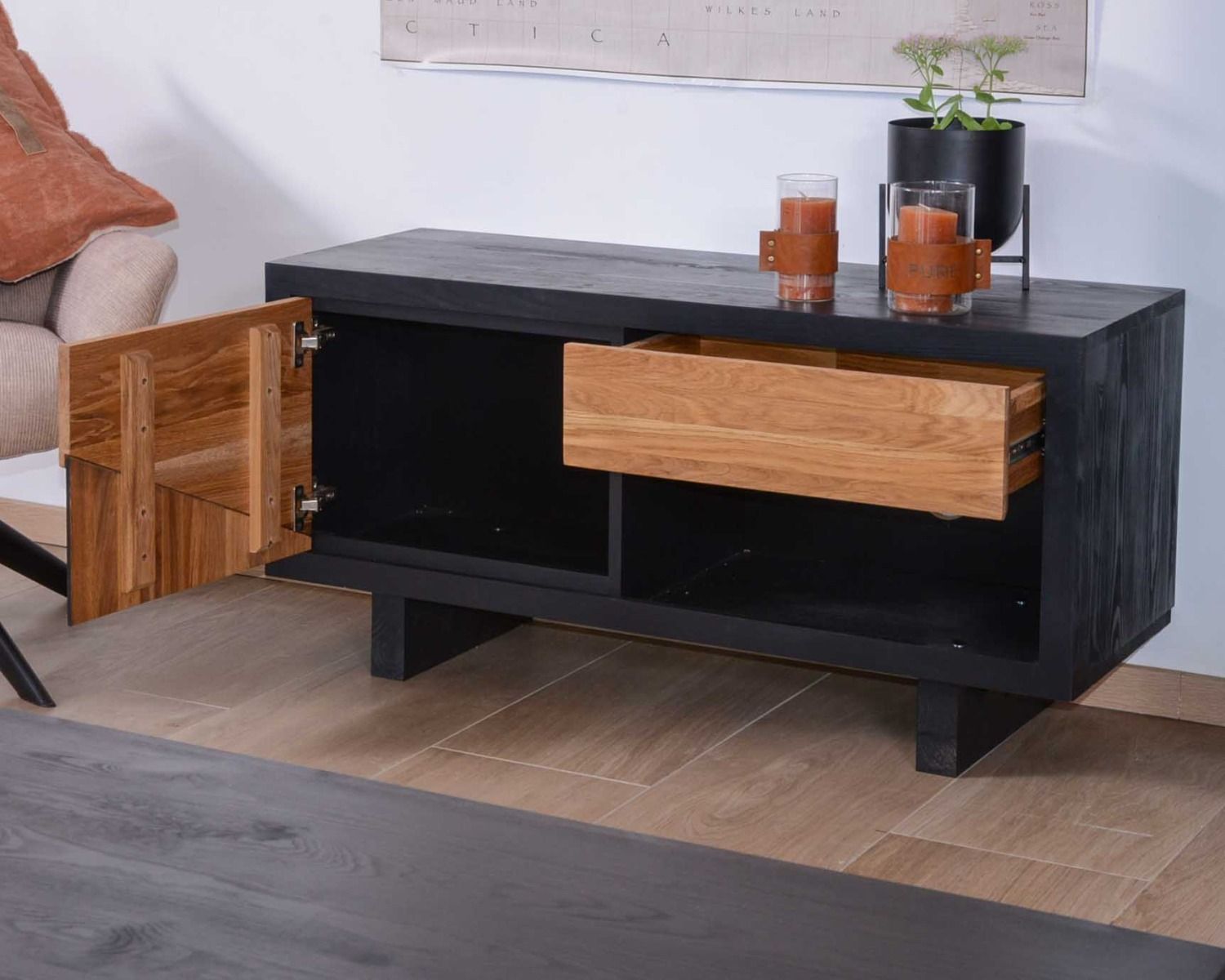 Porta TV "Flix" in legno massiccio e design naturale 119 cm