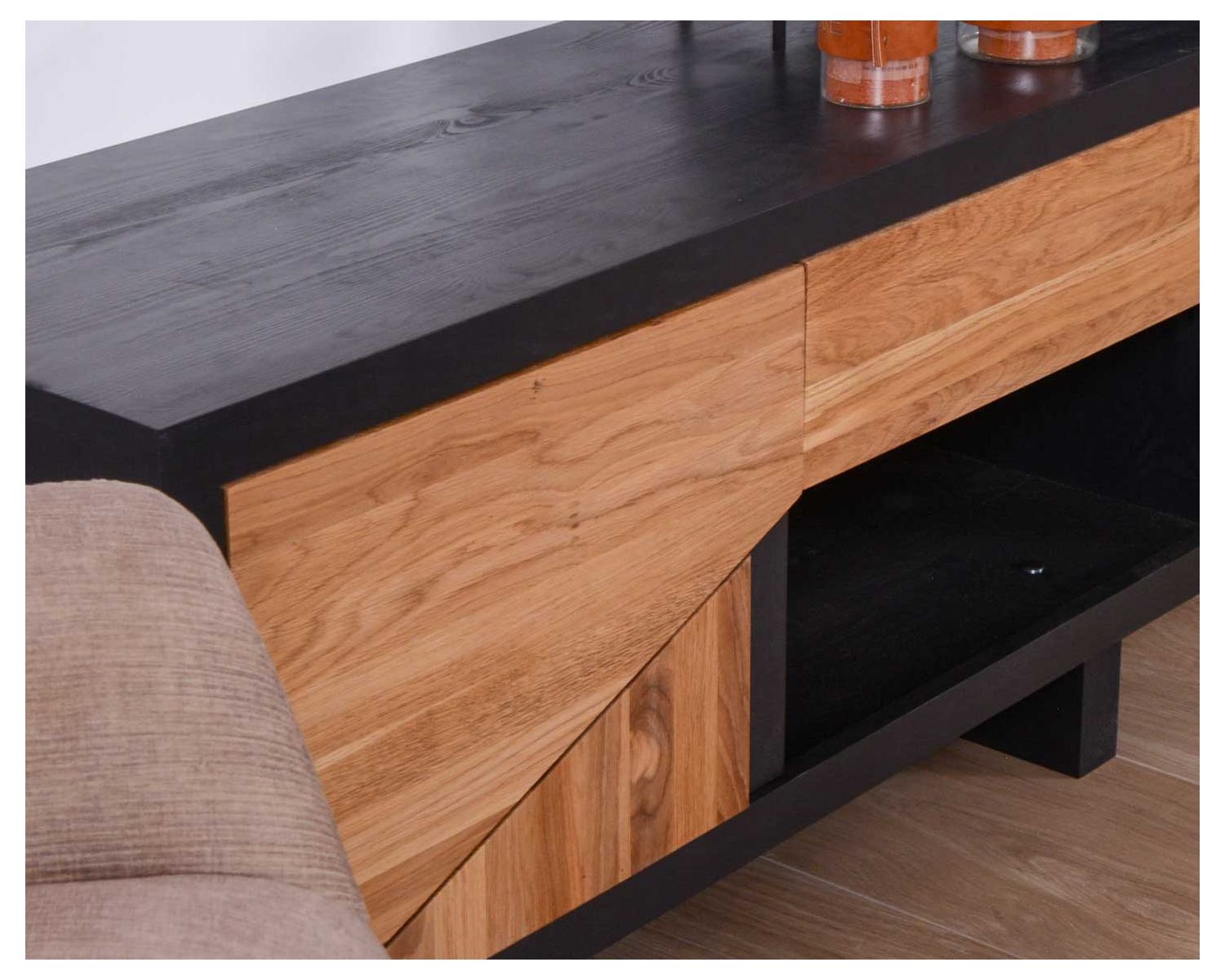 Porta TV "Flix" in legno massiccio e design naturale 119 cm