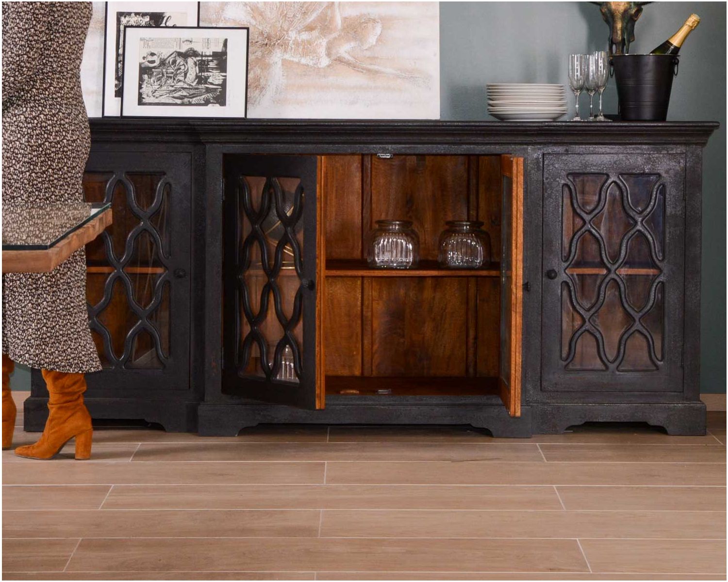 Mobile da appoggio in legno massiccio "Batti" in stile retrò con ante in vetro