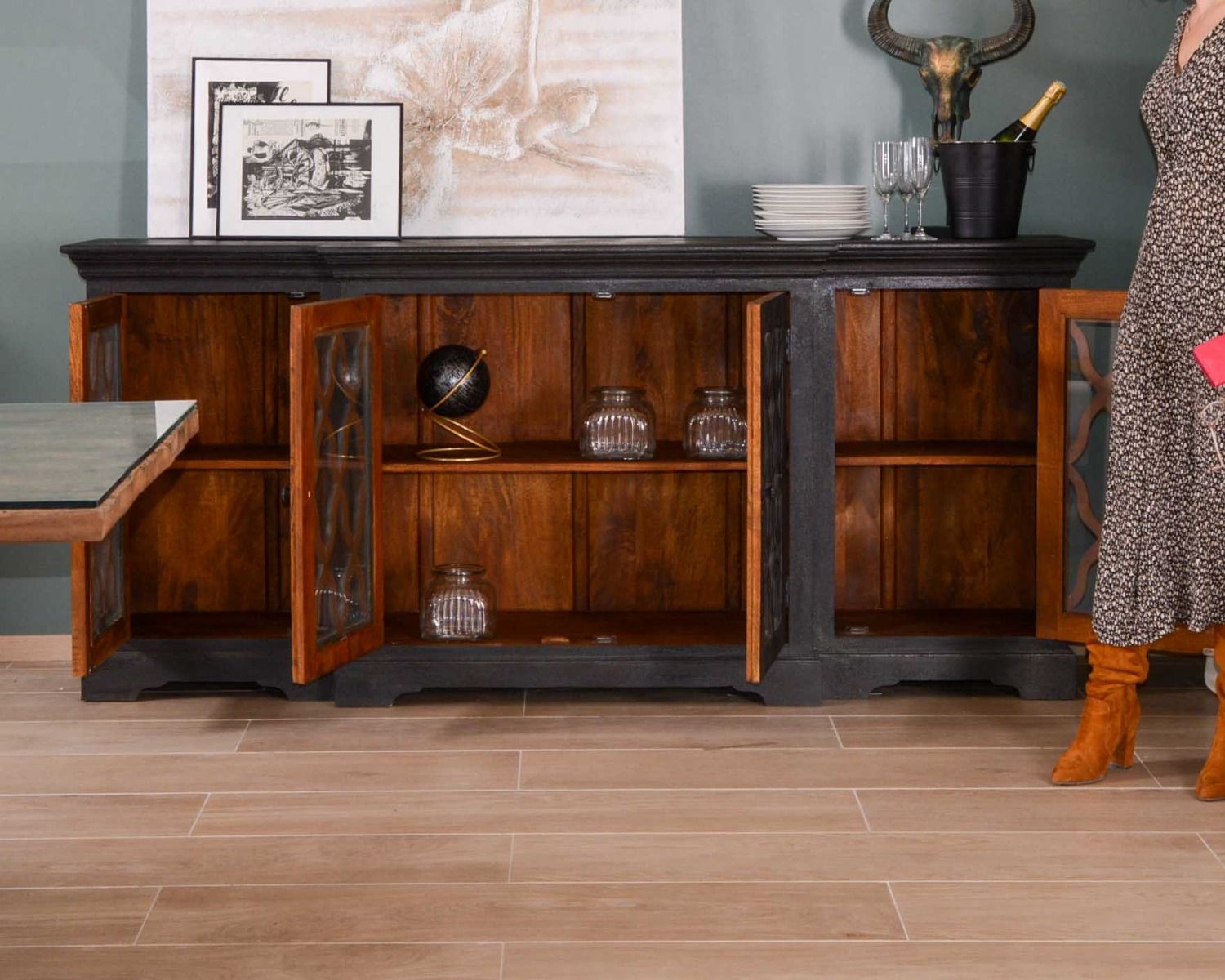 Mobile da appoggio in legno massiccio "Batti" in stile retrò con ante in vetro