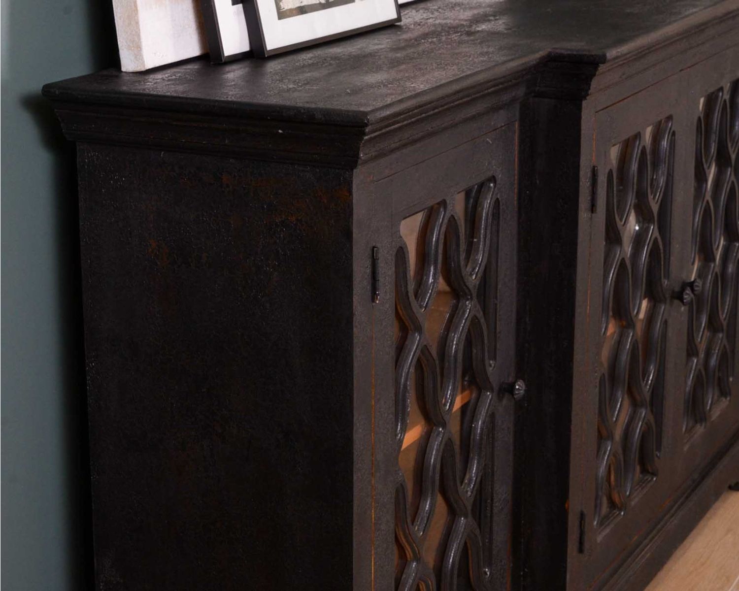 Mobile da appoggio in legno massiccio "Batti" in stile retrò con ante in vetro