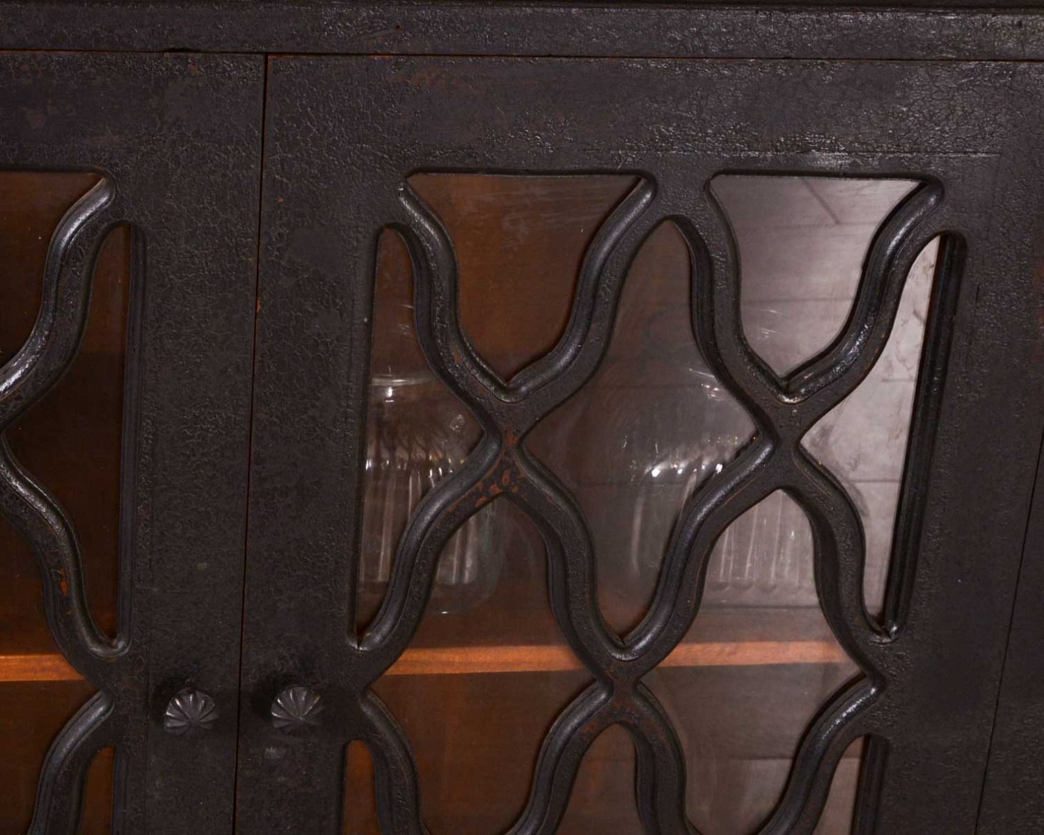 Mobile da appoggio in legno massiccio "Batti" in stile retrò con ante in vetro