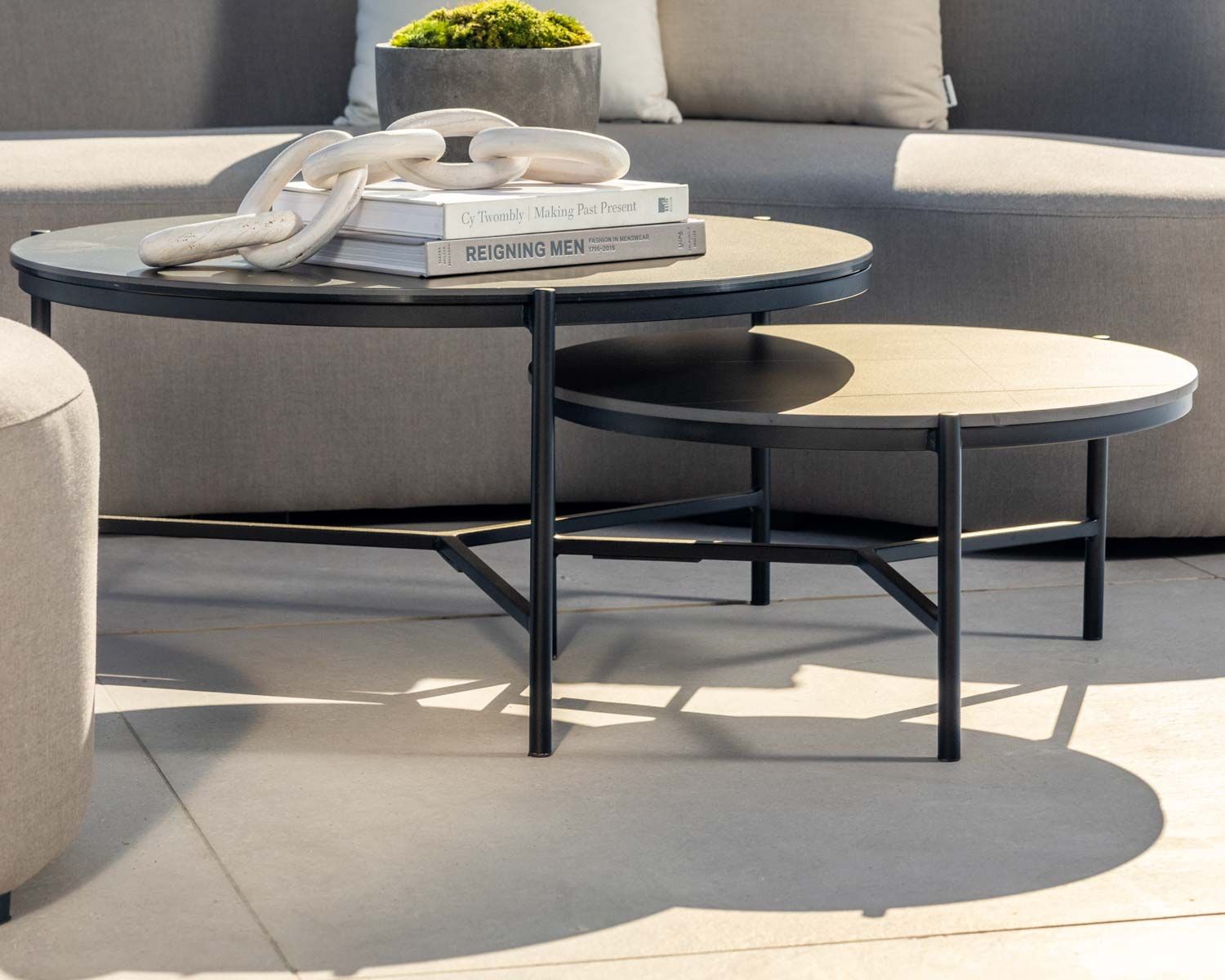 Tavolino rotondo "Lazy Beach" in alluminio con piano in ceramica nera, diametro 62 cm