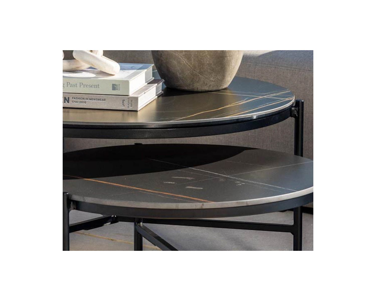 Tavolino di design nero con piano in ceramica e struttura a 3 gambe "Sokha Beach", diametro 126 cm