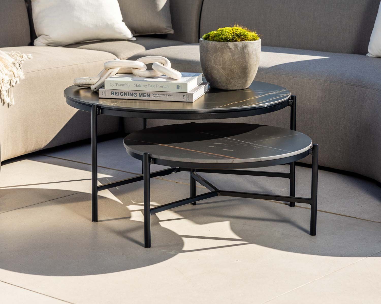 Tavolino di design nero con piano in ceramica e struttura a 3 gambe "Sokha Beach", diametro 126 cm