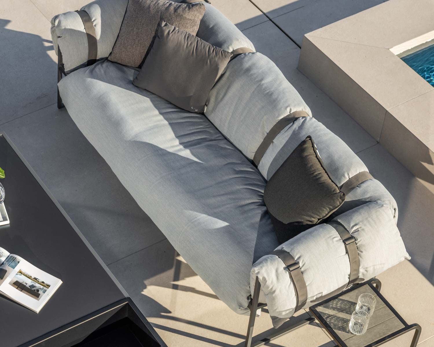 Divano da patio a 3 posti "Paquetage" con tessuto Sunbrella trapuntato in grigio chiaro