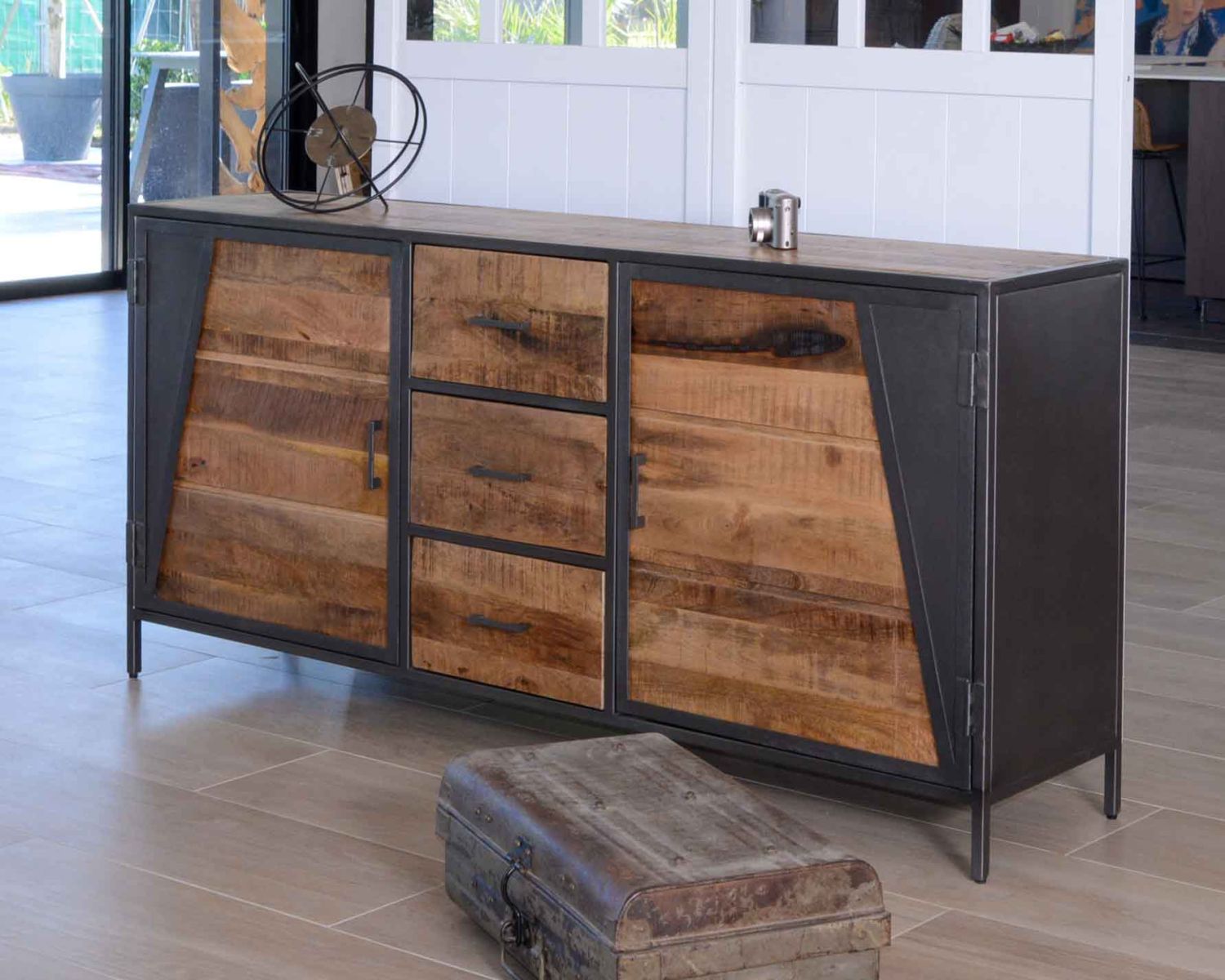 Credenza bassa industriale "Vista" in metallo grigio e legno massiccio di mango