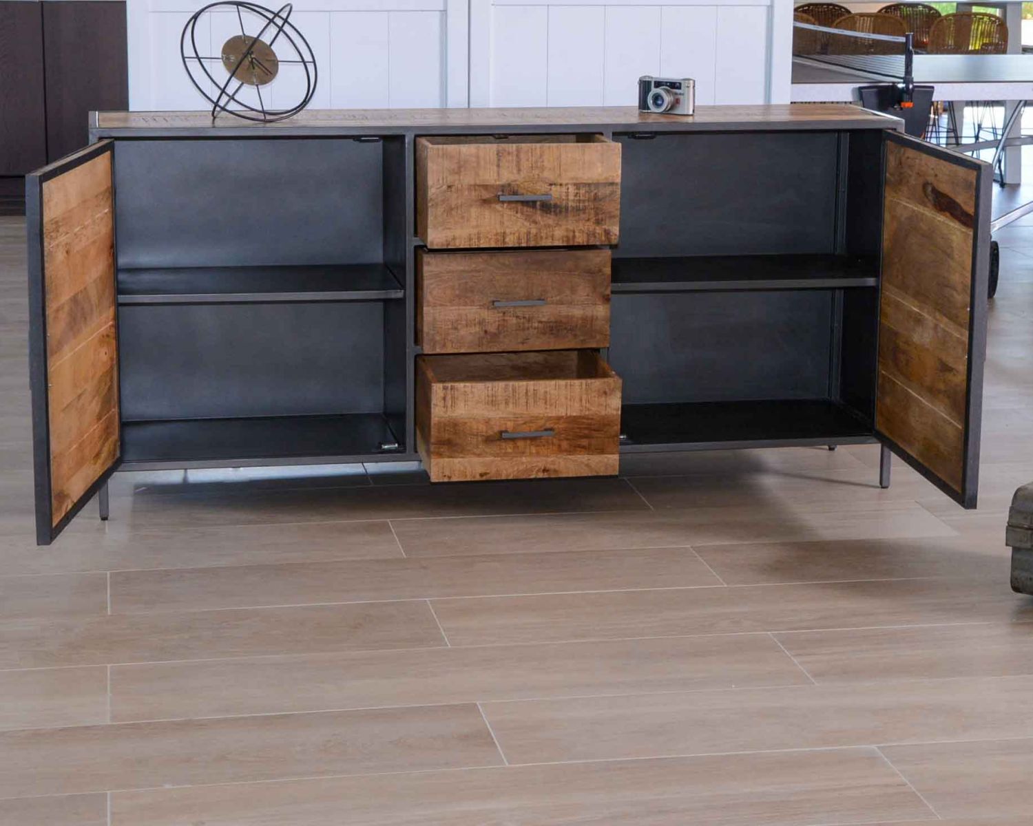 Credenza bassa industriale "Vista" in metallo grigio e legno massiccio di mango