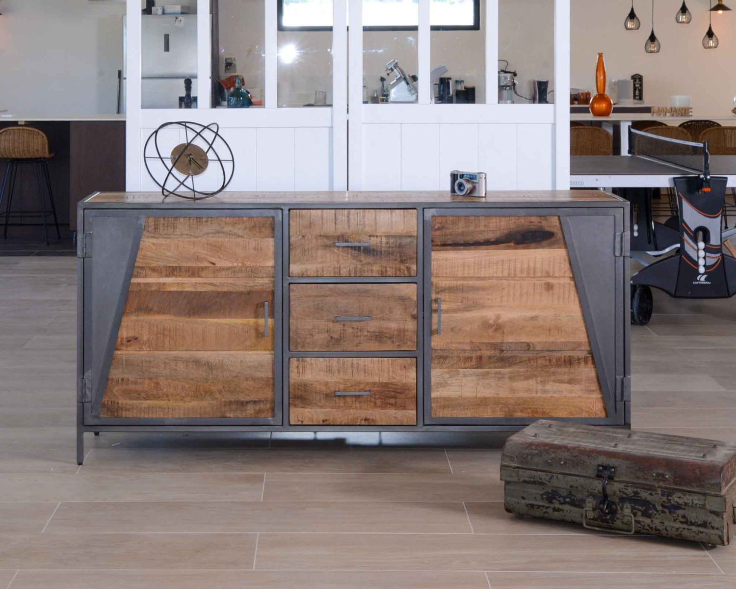 Credenza bassa industriale "Vista" in metallo grigio e legno massiccio di mango