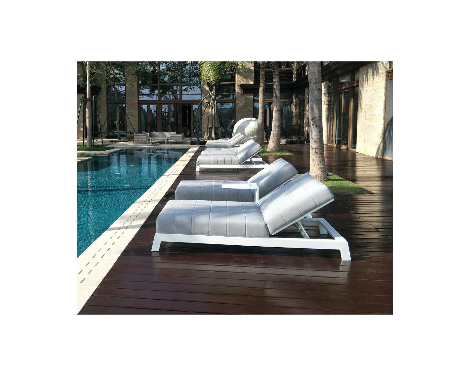 Lettino trapuntato "Terrasse" in alluminio bianco e tessuto grigio di alta qualità