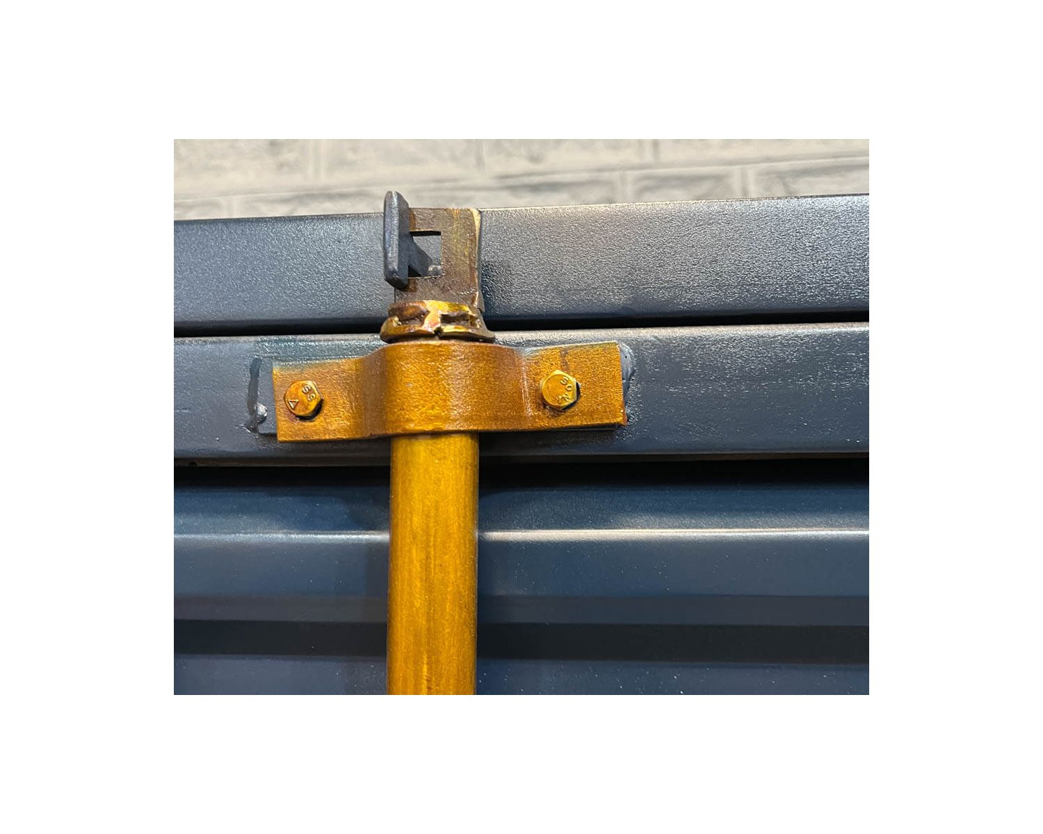 Mobile bar contenitore "Crazy" in metallo e legno blu notte. altezza 178 cm