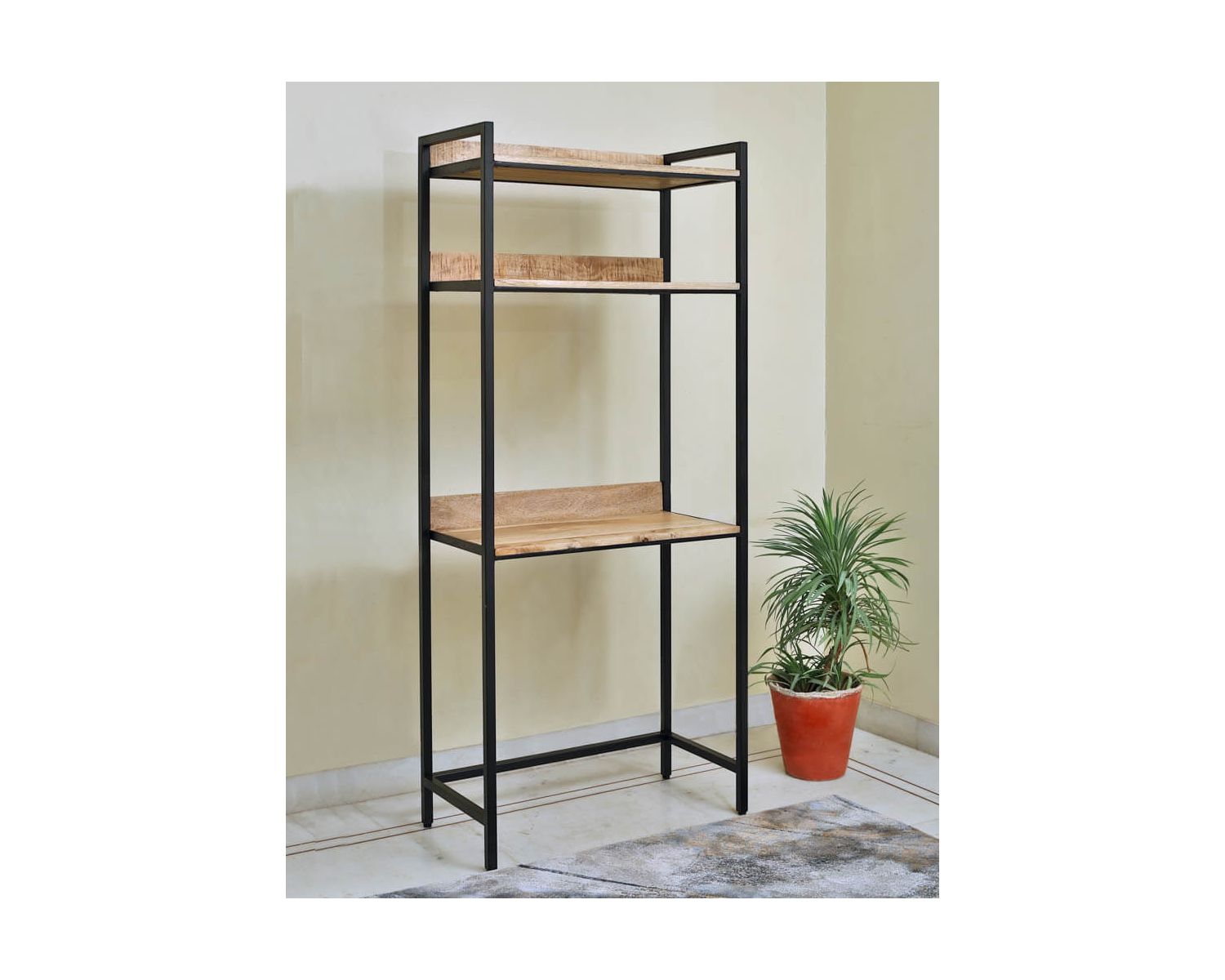 Scrivania industriale "Atelier" in metallo e legno di mango con scaffali 