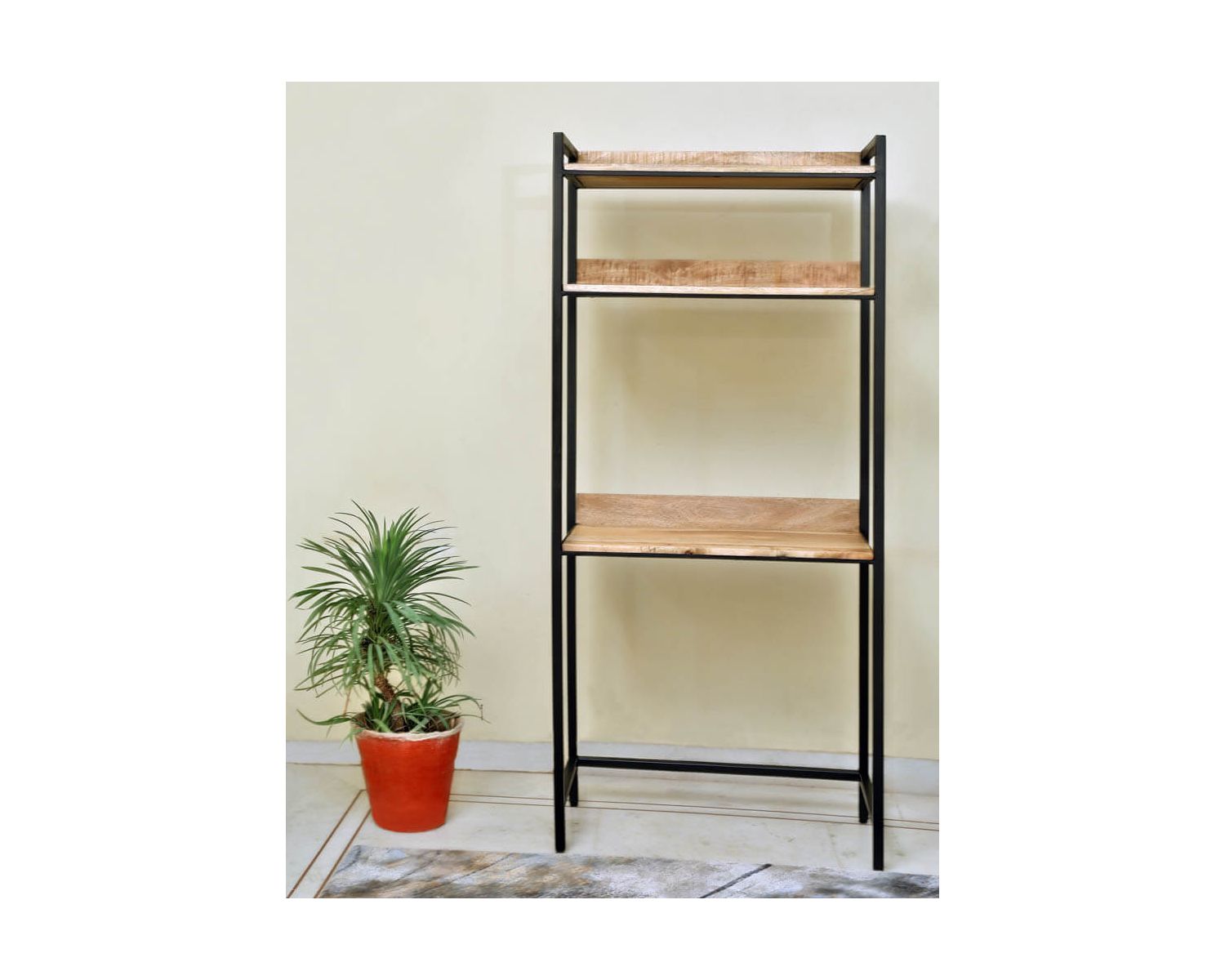 Scrivania industriale "Atelier" in metallo e legno di mango con scaffali 