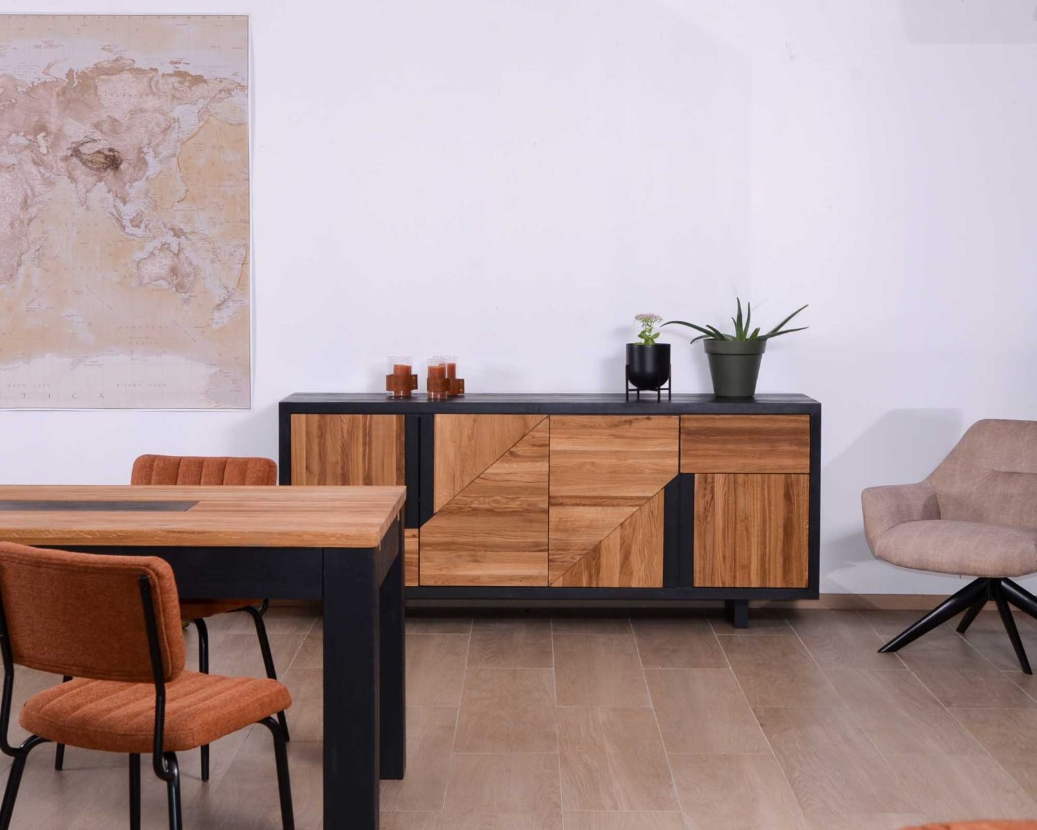 Credenza "Flix" nera e legno in stile contemporaneo a 4 ante e 1 cassetto