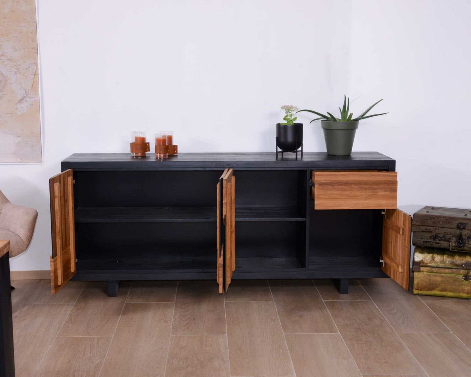 Credenza "Flix" nera e legno in stile contemporaneo a 4 ante e 1 cassetto