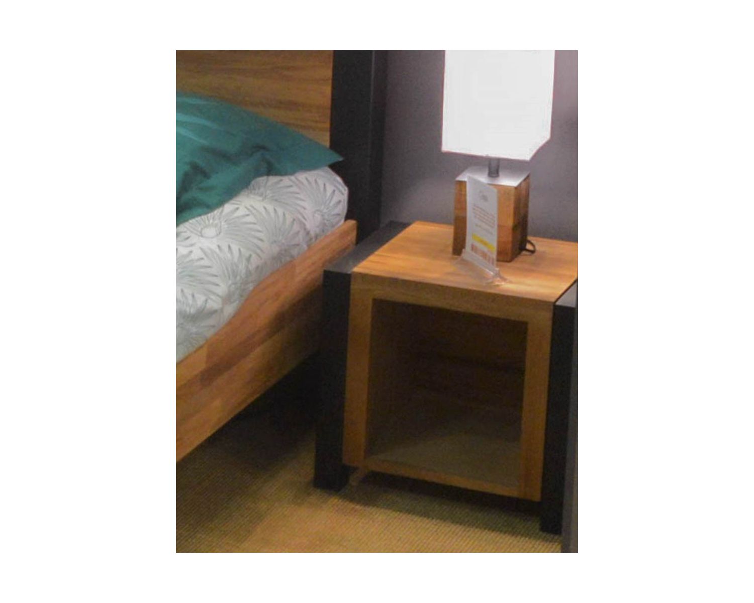 Comodino "Catania" in metallo nero e legno massiccio