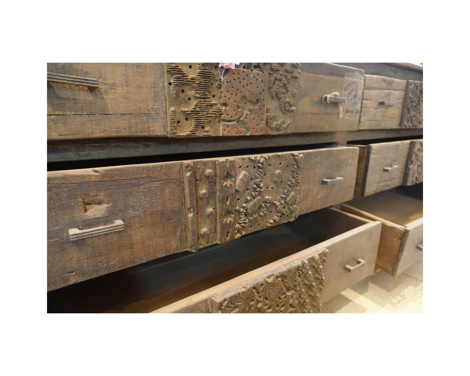 Cassettiera bassa "nepalese" di 195 cm in legno di recupero con 6 cassetti