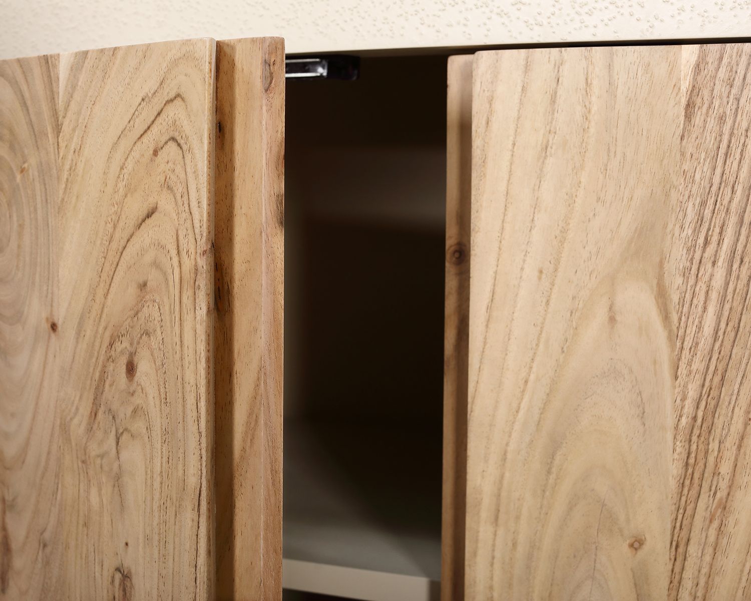 Grande credenza bassa "Miona" a 4 ante in stile organico e contemporaneo