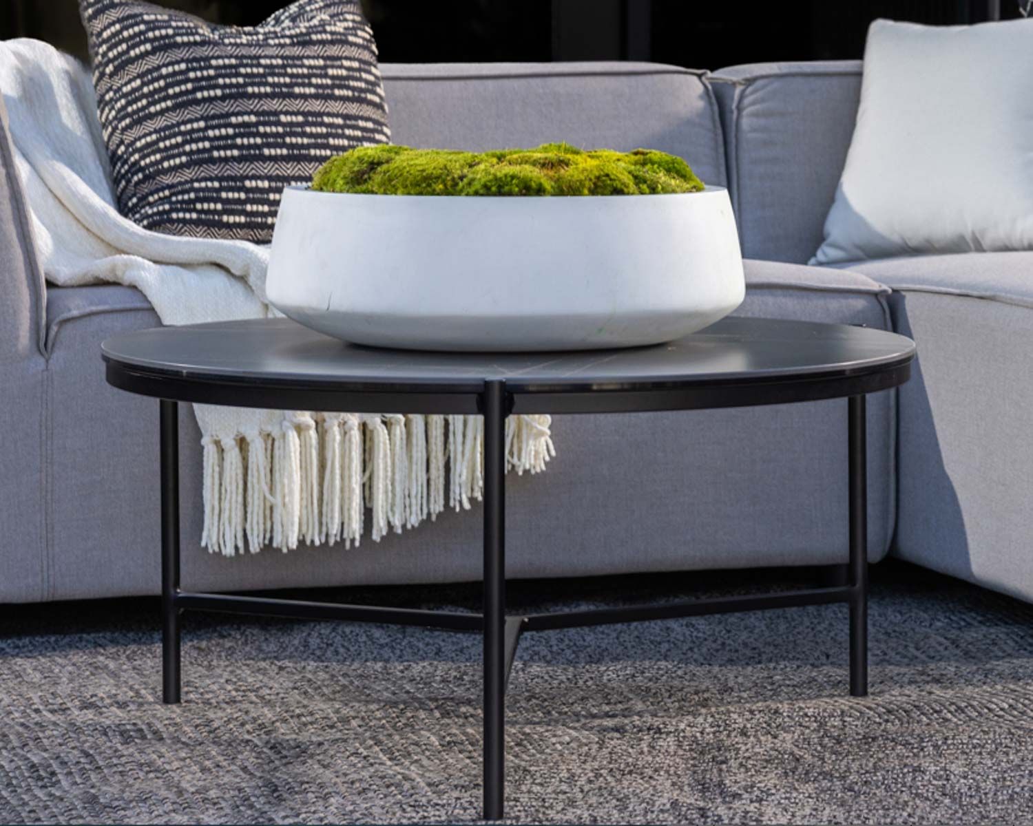 Tavolino di design nero con piano in ceramica e struttura a 3 gambe "Sokha Beach", diametro 126 cm