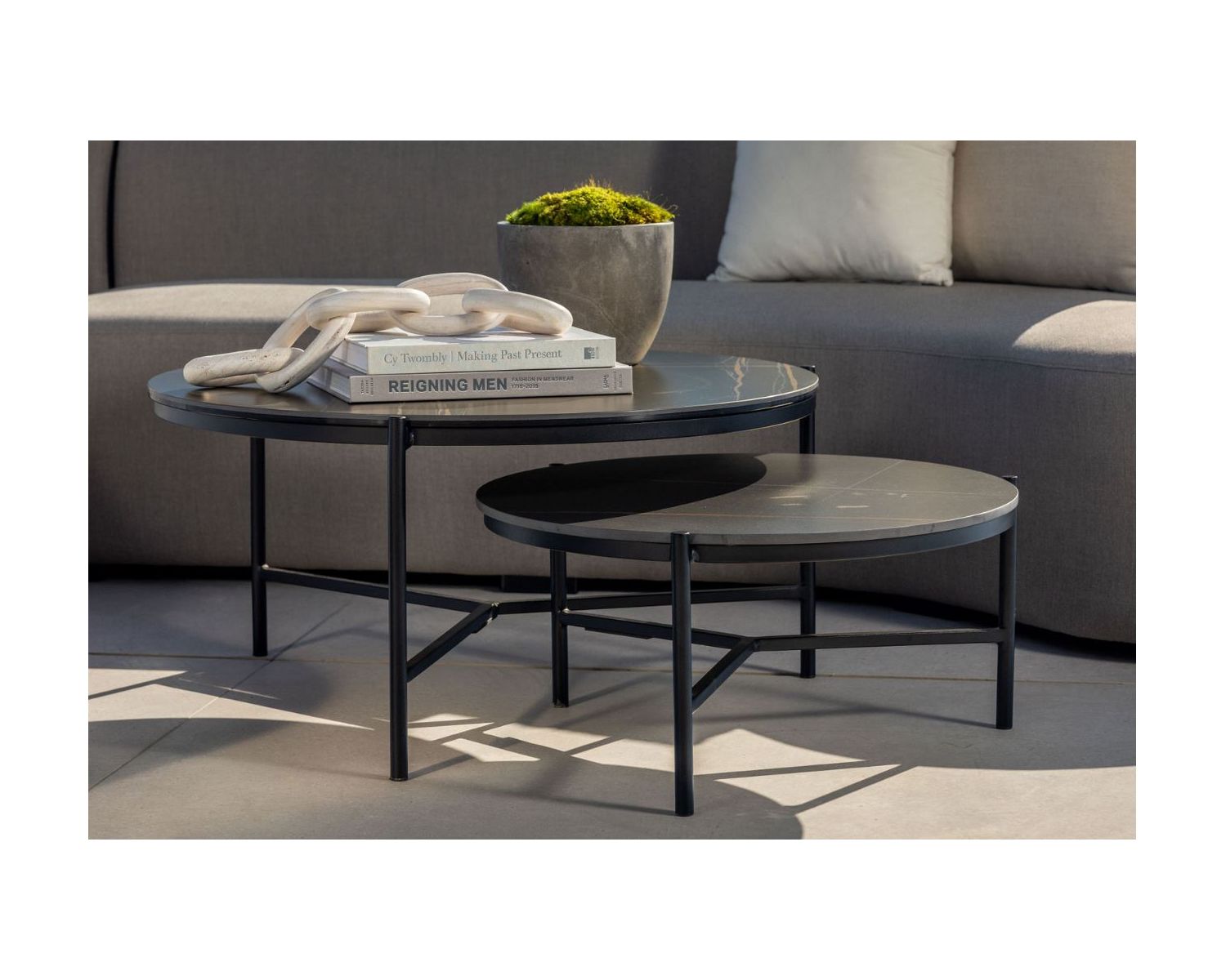 Tavolino rotondo "Lazy Beach" in alluminio con piano in ceramica nera, diametro 62 cm