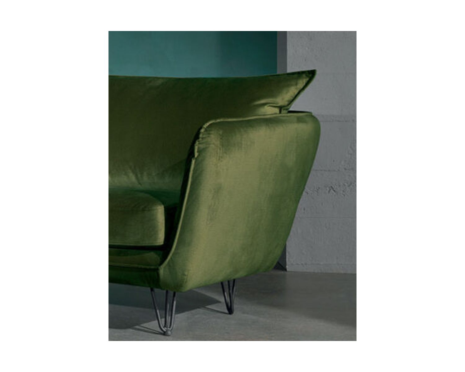 Poltrona club vintage "Hasting" in tessuto grigio scuro morbido al tatto