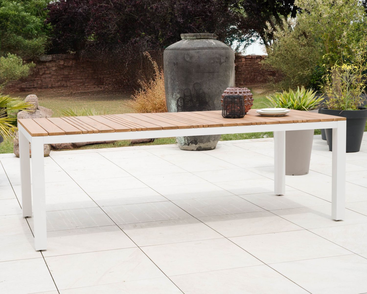 Grande tavolo da pranzo per esterni in alluminio bianco e teak "Dolce Vita" 220 cm