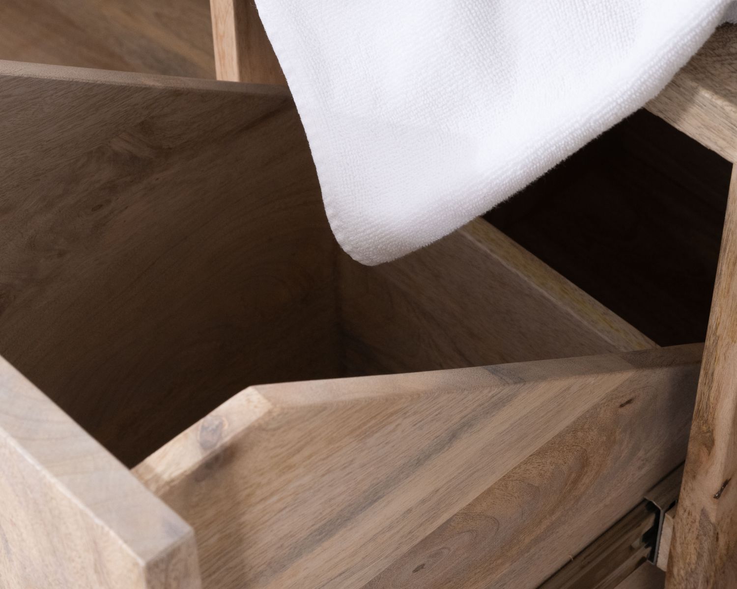 Mobiletto "Nani" 120 cm in legno naturale e nero con grande nicchia