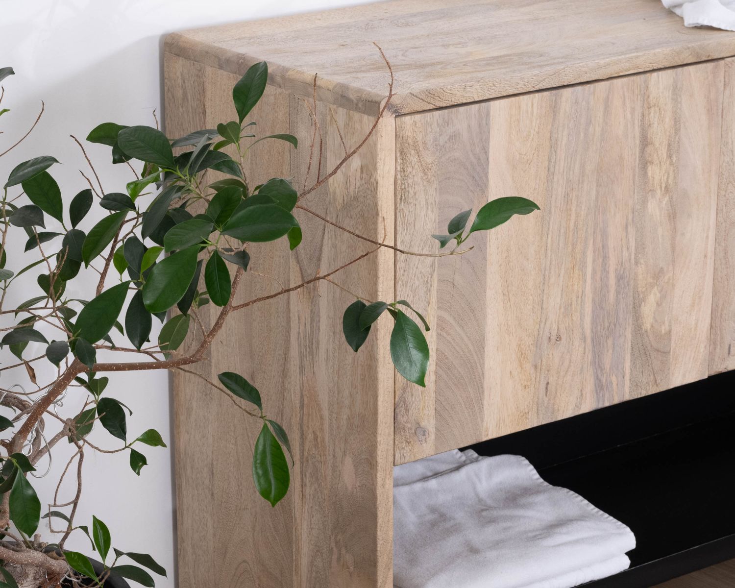 Mobiletto "Nani" 120 cm in legno naturale e nero con grande nicchia