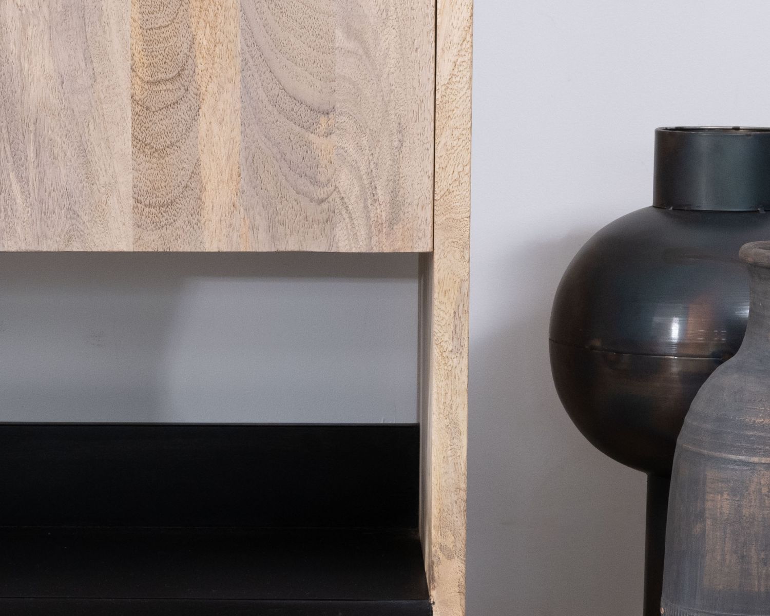 Mobiletto "Nani" 120 cm in legno naturale e nero con grande nicchia