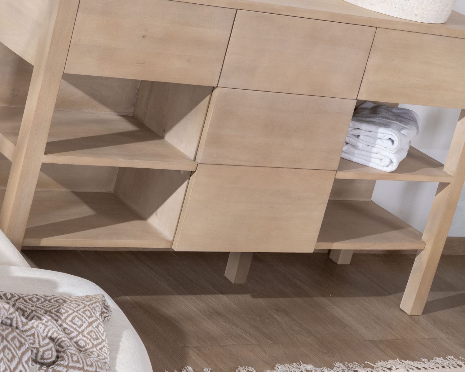 Mobile bagno doppio "Kahiko" in legno di mango sbiancato da 140 cm con nicchie e cassetti