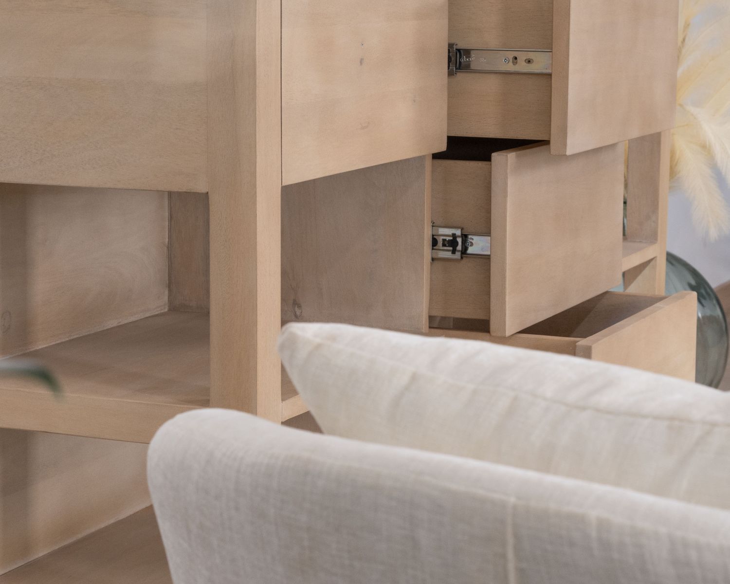Mobile bagno doppio "Kahiko" in legno di mango sbiancato da 140 cm con nicchie e cassetti
