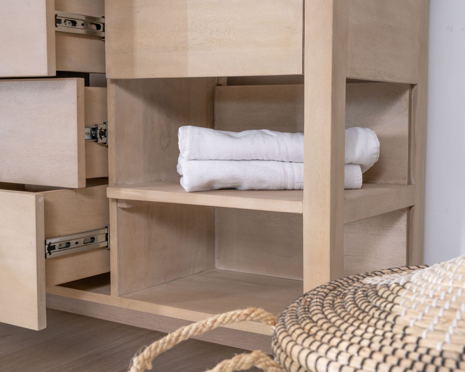 Mobile bagno doppio "Kahiko" in legno di mango sbiancato da 140 cm con nicchie e cassetti