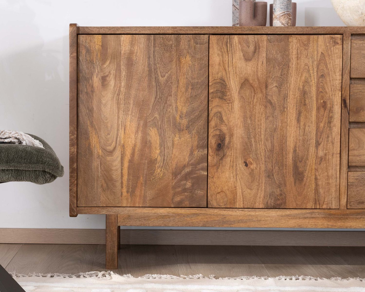 Mobiletto "Kahiko" in mango scuro con ante e cassetti, 120 cm